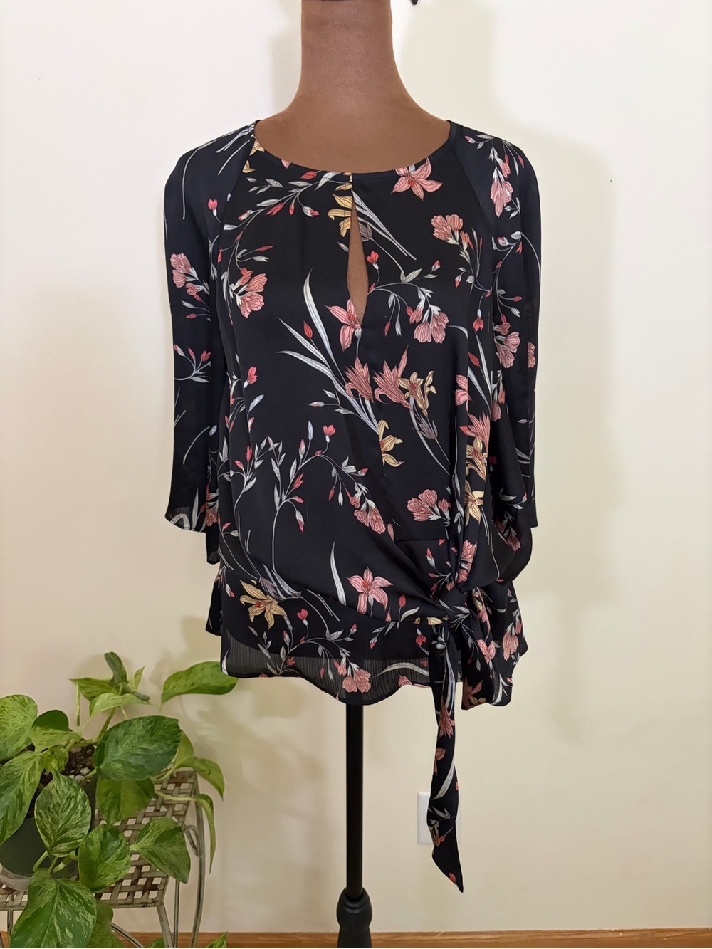 Vince Camuto Black Floral Tie-Side Blouse